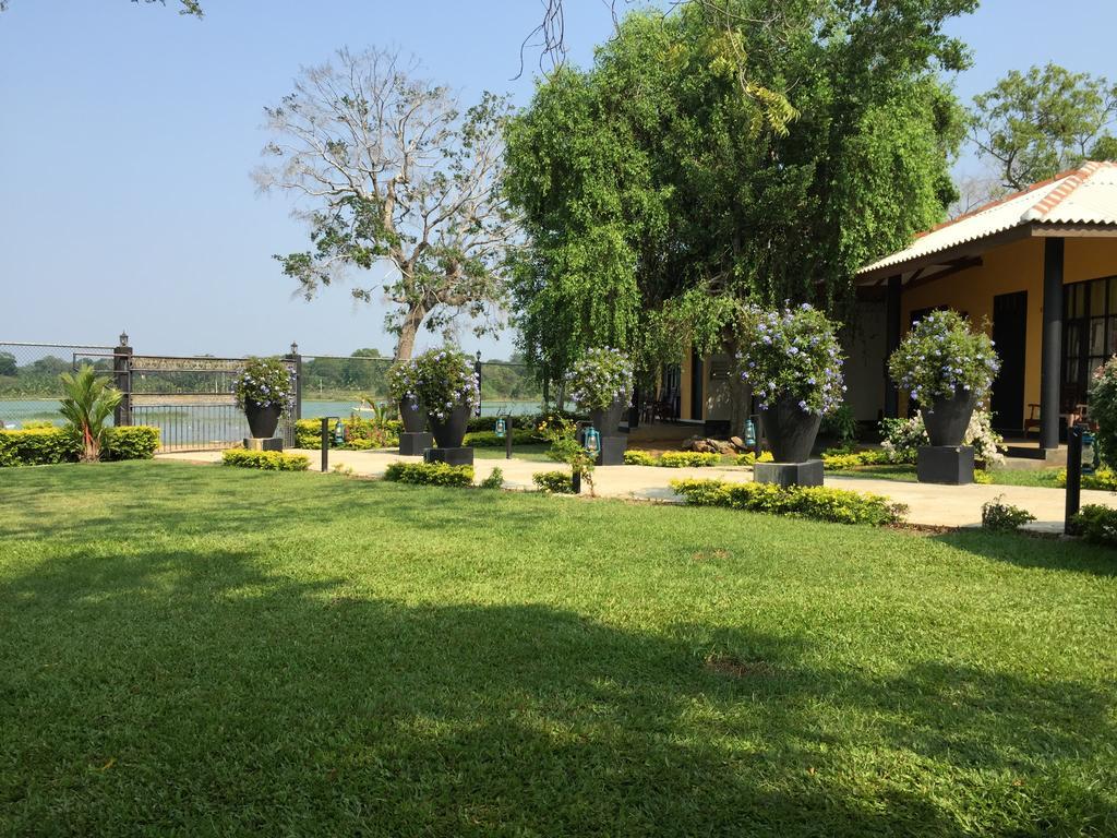 Flower Garden Lake Resort Tissamaharama Esterno foto