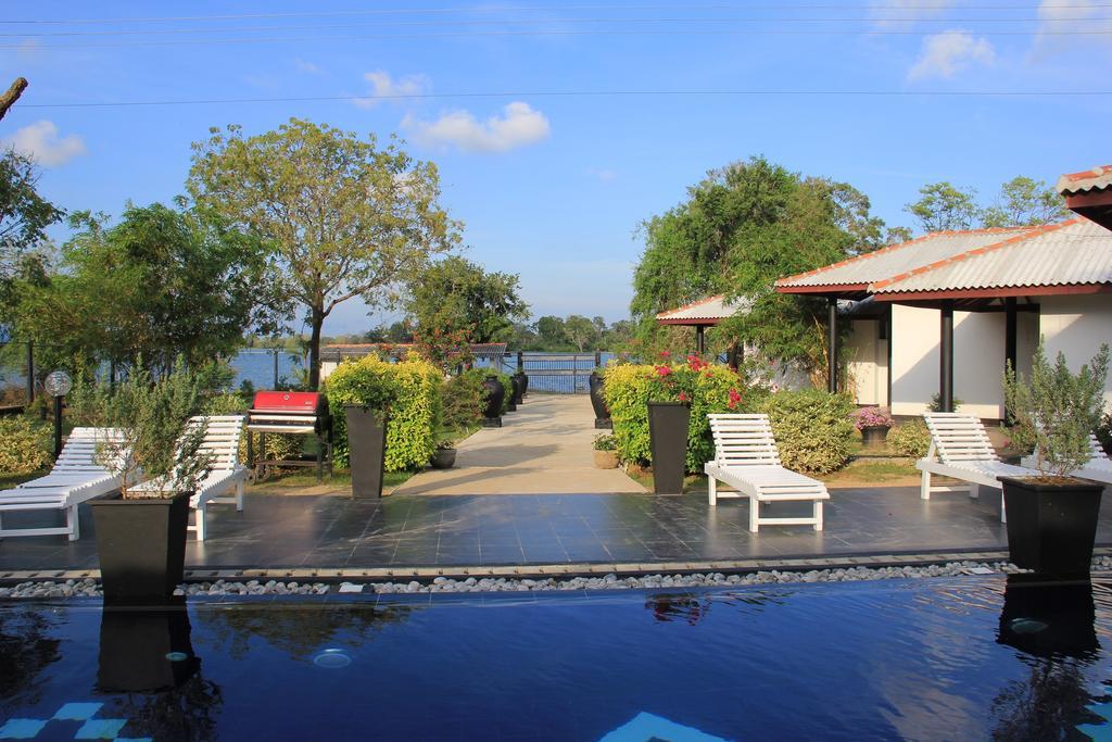 Flower Garden Lake Resort Tissamaharama Esterno foto