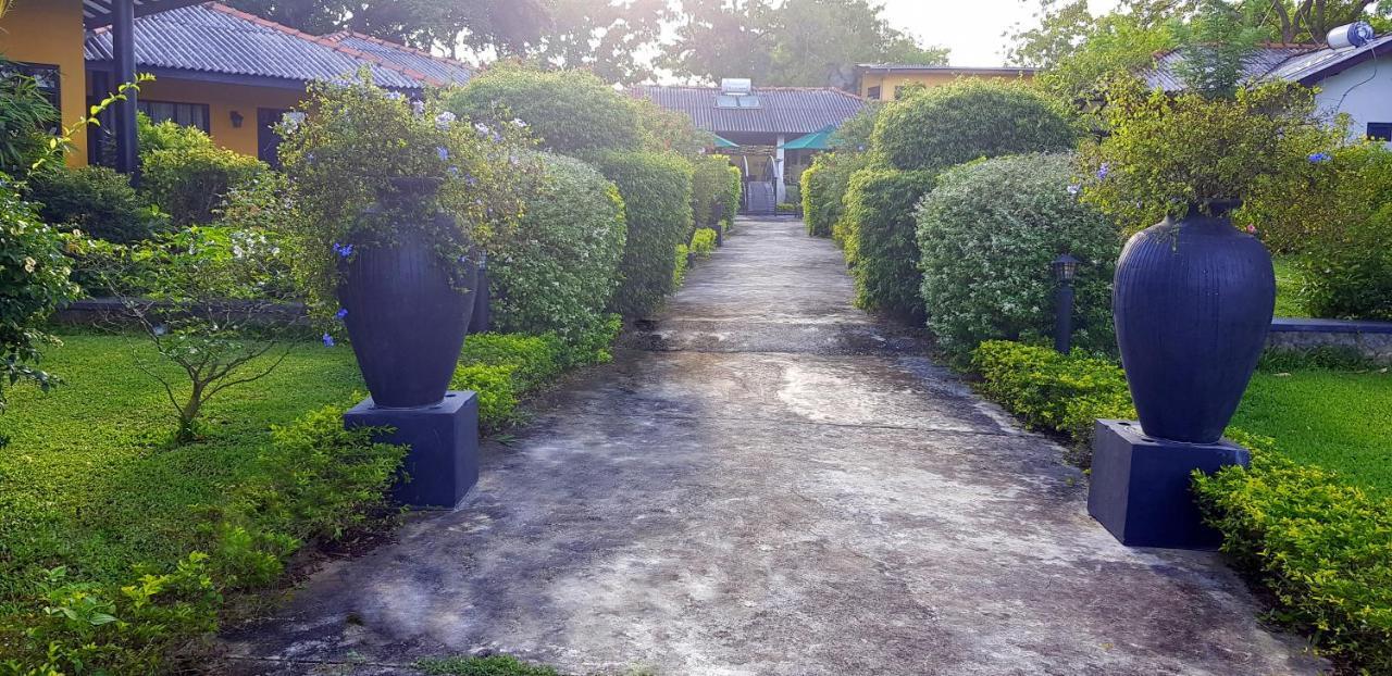 Flower Garden Lake Resort Tissamaharama Esterno foto
